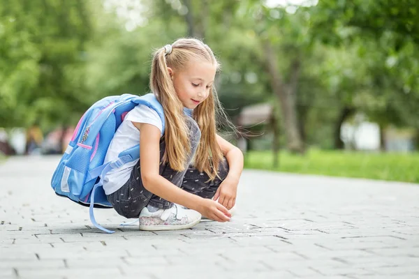 Eleven Drar Krita Asfalten Skolgården Begreppet Studie Vänskap Utbildning Skola — Stockfoto