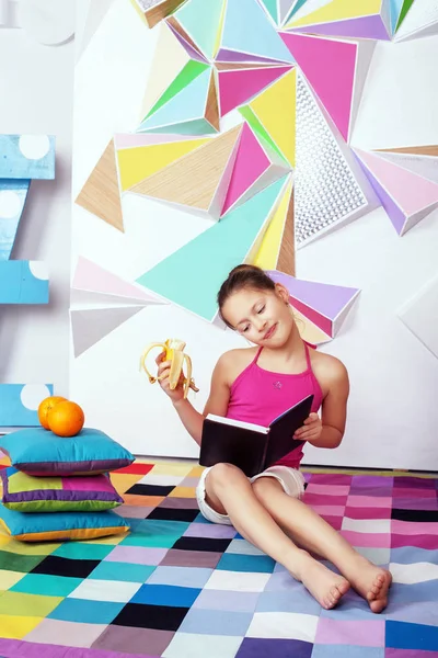 Vrolijk Kind Meisje Lezen Eten Van Fruit Het Concept Van — Stockfoto