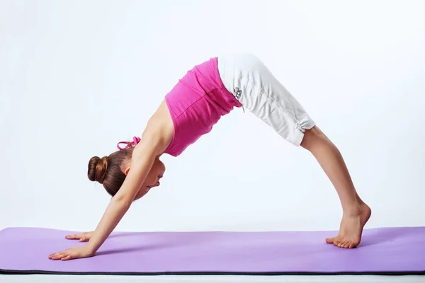 Deportivo Niño Dedicado Ejercicios Yoga Concepto Deporte Salud — Foto de Stock