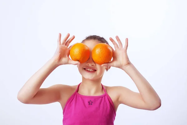 Criança Com Laranjas Conceito Alimentação Saudável Vegetarianismo — Fotografia de Stock
