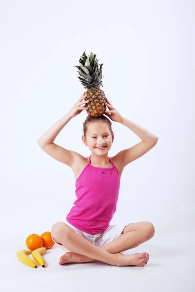 Lustiges Kind Hat Orangen Ananas Und Banane Das Konzept Der — Stockfoto