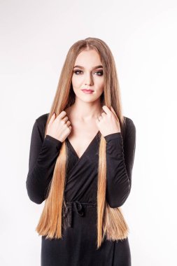 Güzel kız çok uzun saçlı. Konsept model ve güzellik.