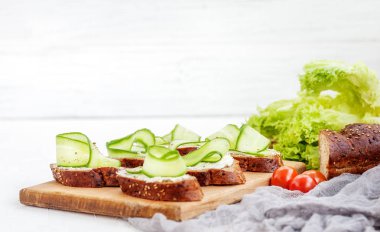 Peynir ve salatalık sandviç. Marul ve domates. Gıda ve vejetaryenlik kavramı.