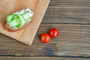  Salatalık ve beyaz peynir ve domates ile kanepe. Üstten görünüm. Gıda ve vejetaryenlik kavramı.