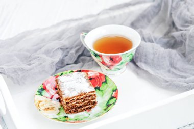 Çikolatalı kek ve bir bardak sıcak çay. Yemek ve tatlı kavramı.