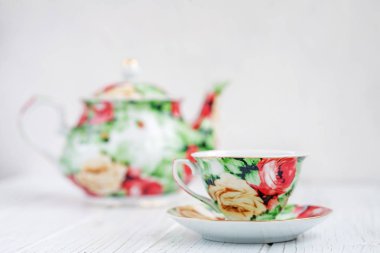 Beyaz bir tabloda çay seti. Meyve suyu, içecekler ve ev kavramı.