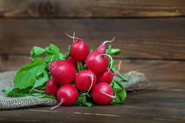 Lezzetli kırmızı turp demet. Sağlıklı beslenme ve vejetaryenlik kavramı.
