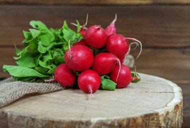 Lezzetli kırmızı turp. Sağlıklı beslenme ve vejetaryenlik kavramı.