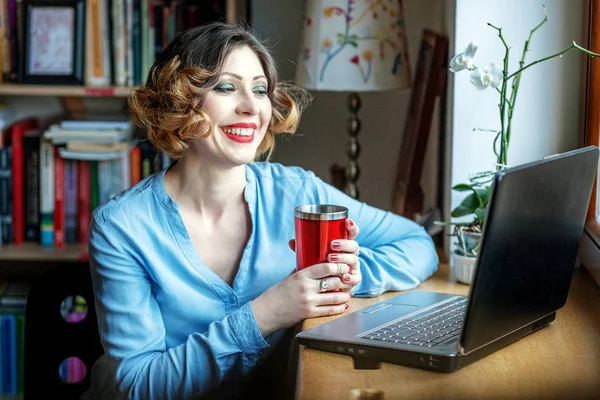Mujer Lee Una Red Social Bebe Café Concepto Trabajo Formación — Foto de Stock