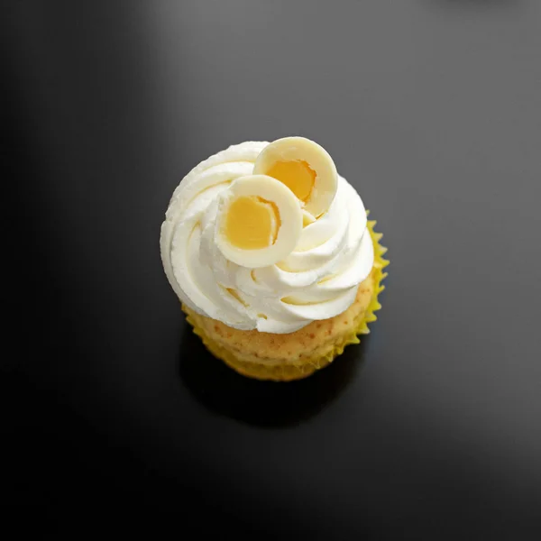 優しいクリームのカップケーキ 平面図です デザート 休日の概念 — ストック写真