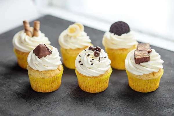 Cupcakes Assortis Avec Crème Délicate Des Bonbons Concept Pour Nourriture — Photo