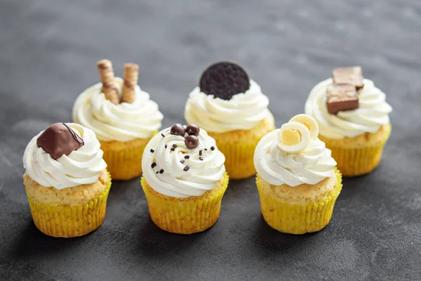 Différents Cupcakes Avec Une Crème Délicate Des Bonbons Concept Pour — Photo