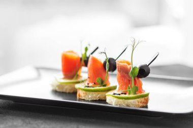 Kırmızı balık ve kireç ve susam ile gurme meze. Yemek, Restoran, catering, menü kavramı.