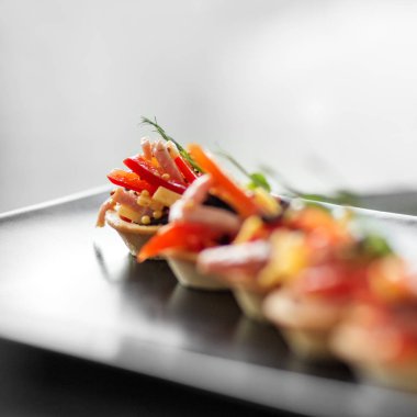Jambon, peynir, biber ve domates tartlets ile lezzetli Fransız snack. Yemek, Restoran, catering, menü kavramı.