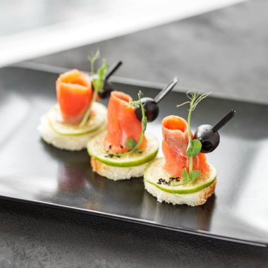 Kırmızı balık ve kireç ve susam ile lezzetli meze. Yemek, Restoran, catering, menü kavramı.