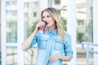 Genç başarılı kadın sabah kahve içiyor. Yaşam tarzı, kentsel, gençlik kavramı