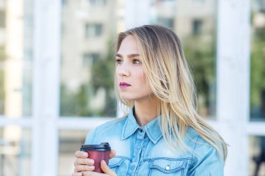 Kahve ile genç ciddi kız. Yaşam tarzı, kentsel, gençlik kavramı