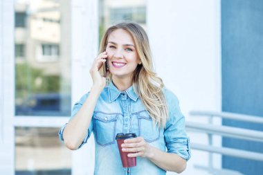 Evet ve kahve içme mutlu kadın. Yaşam tarzı, kentsel, iş kavramı
