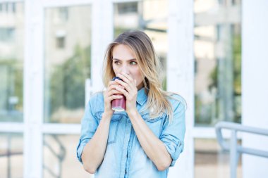 Genç kadın sabah kahve içiyor. Yaşam tarzı, kentsel, gençlik kavramı