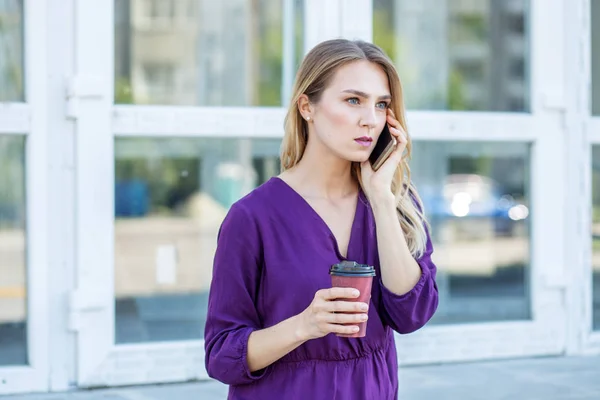 Une Femme Perplexe Parle Téléphone Concept Style Vie Urbain Travail — Photo