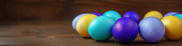 Fondo de madera con huevos de Pascua de colores. Concepto y feliz Ea — Foto de Stock