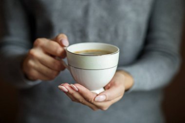 Kadın elinde leziz kakao bir fincan. Kavram içecekler, yaşam tarzı, iş, arka plan.
