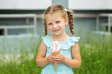 Neşeli kız sokakta dondurma ile. Çocukluk, yaz yaşam tarzı, gıda kavramı.