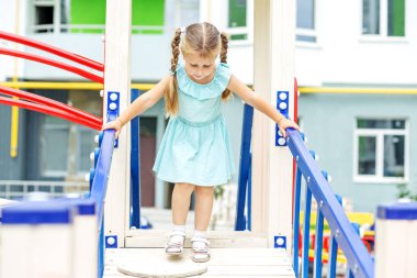 Küçük bir çocuk oyun oynuyor. Çocukluk, yaşam tarzı, yetiştirme, anaokulu kavramı.