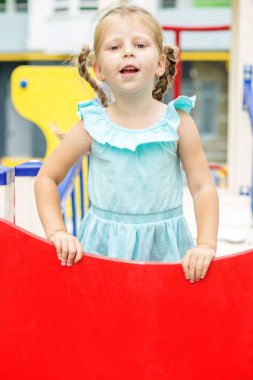 Küçük çocuk oyun oynuyor. Çocukluk, yaşam tarzı, yetiştirme, anaokulu kavramı.