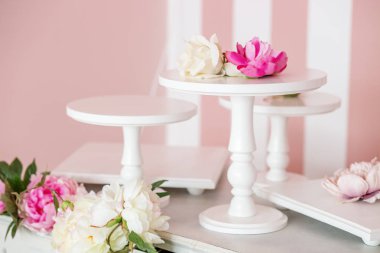 Dekoratif çiçek ayaklıklı