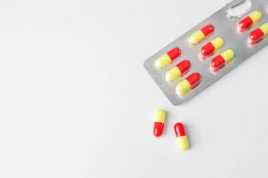 Tablet kapsül. Düz yatıyordu. İlaç, hastalık, sağlık kavramı.