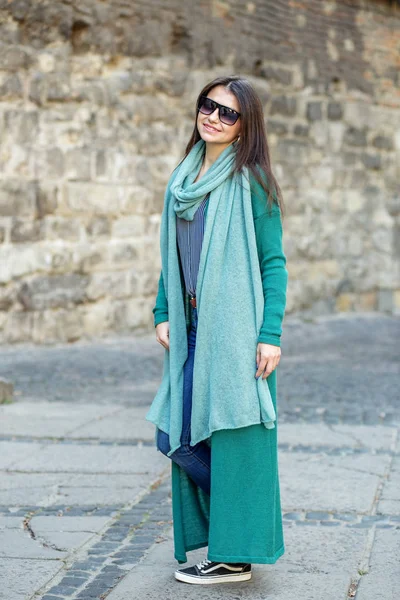 Young girl in a cardigan and a scarf. The concept of fashion, lifestyle, city — Stock Photo, Image