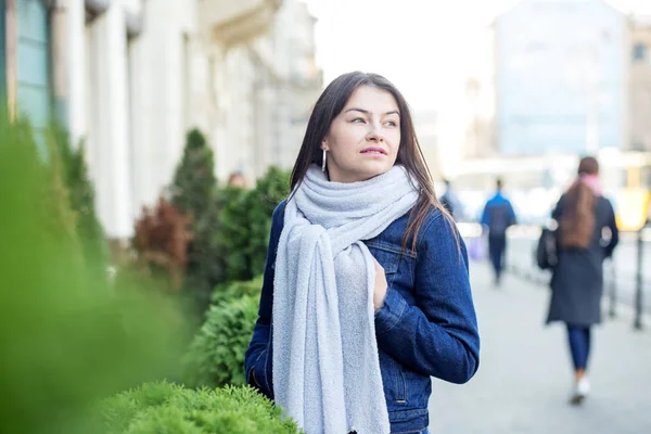 Chica joven con chaqueta y bufanda. Concepto de estilo de vida, moda, urbano — Foto de Stock