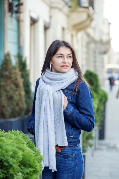 Mujer joven con chaqueta y bufanda. Concepto de estilo de vida, moda, urbano — Foto de Stock