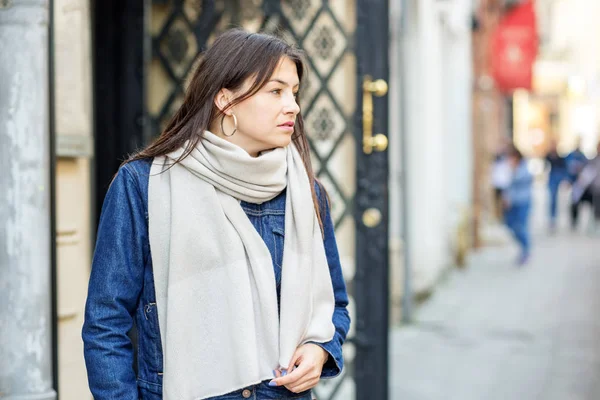 Una giovane donna triste è in piedi per strada. Concetto di stile di vita, moda, urbano — Foto Stock