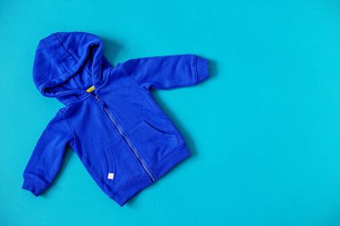 Bebek giysileri. Düz yatıyordu. Yenidoğan, annelik, bakım, yaşam kavramı.