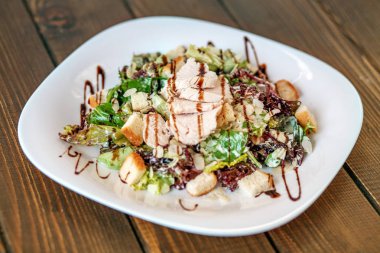 Salatalık ve tavuk ve beyaz tabakta marul salatası. İnci