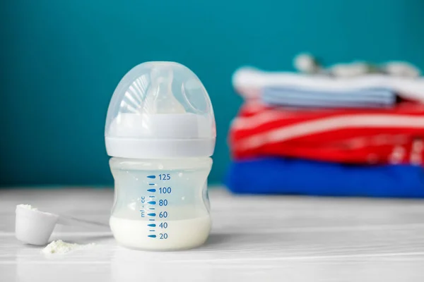 Táplálás csecsemő műanyag palackban. Újszülöttek, anyaság, gondozási, életmód fogalma. — Stock Fotó