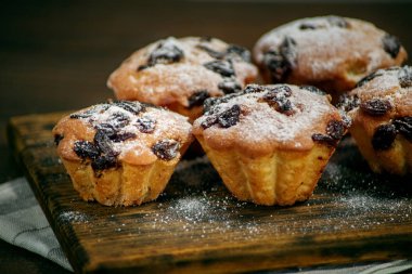Kuru üzüm ile lezzetli taze cupcakes. Close. Gıda kavramı, hamur işleri, tatlılar.