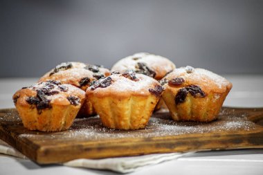 Ahşap tahta üzerinde üzüm ile tatlı kekler. Boşluk Kopyala. Gıda kavramı, hamur işleri, tatlılar.