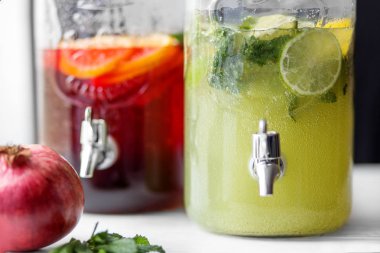 Limon, nane, portakal ve greyfurt ile cam kavanoz içinde musluk ile serinletici limonata. İçecekler kavramı, yaz, Bar, dinlenme, sağlıklı gıda.