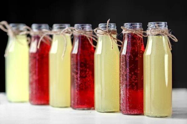 Orzeźwiający cytrusowych i granatu lemoniady w szklanych butelkach. Koncepcja napojów, lato, bar, reszta, zdrowa żywność. — Zdjęcie stockowe