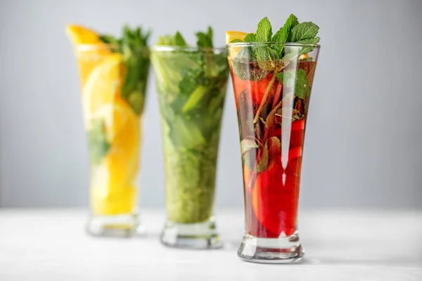 Cocktail rinfrescanti con lime, limone e melograno e menta. Concetto per bevande, estate, caldo, alcol, festa e bar — Foto Stock