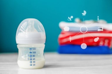 Bebek maması plastik şişede. Yenidoğan, annelik, bakım, yaşam kavramı.