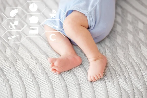 Feet of the infant. The concept of childhood, motherhood, lifestyle,upbringing.baby. — Stock Photo, Image