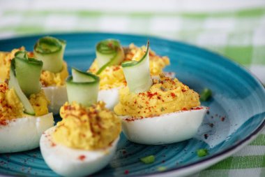 Yumurta dolması. Gıda, kahvaltı, catering kavramı.