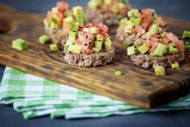 Avokado ve ekmek ile lezzetli aperatifler. Close. Sağlıklı gıda kavramı, vejetaryenlik