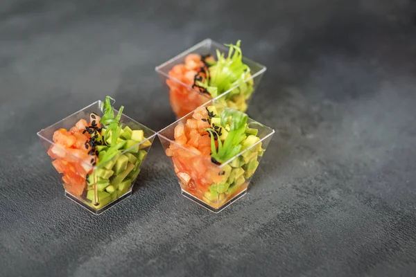 Gri bir arka plan üzerinde avokado ve domates ile Gurme salata. Gıda, diyet ve sağlıklı gıda, restoran ve catering konsepti — Stok fotoğraf