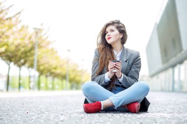 Mutlu kız kahve ve hayalleri ile katta oturur. Yaşam tarzı kavramı, kentsel, eğlence, öğrenciler