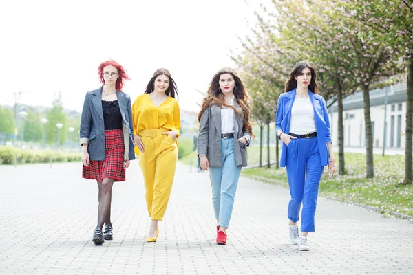 Cuatro mujeres adultas caminando por la calle. Concepto de estilo de vida , — Foto de Stock